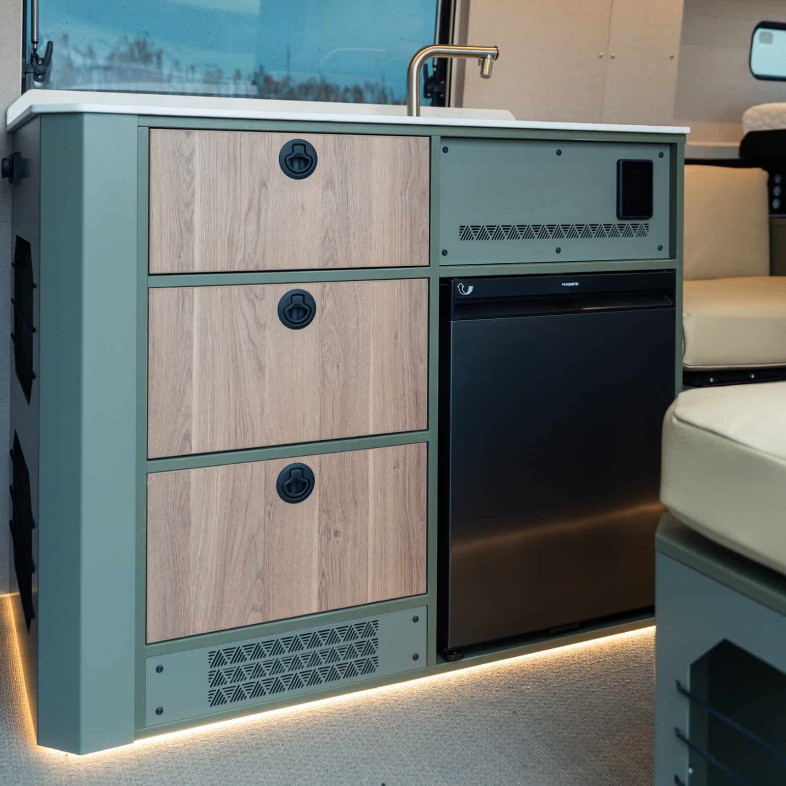 HPL furniture with powder-coated aluminium corners in the Onyx Summit