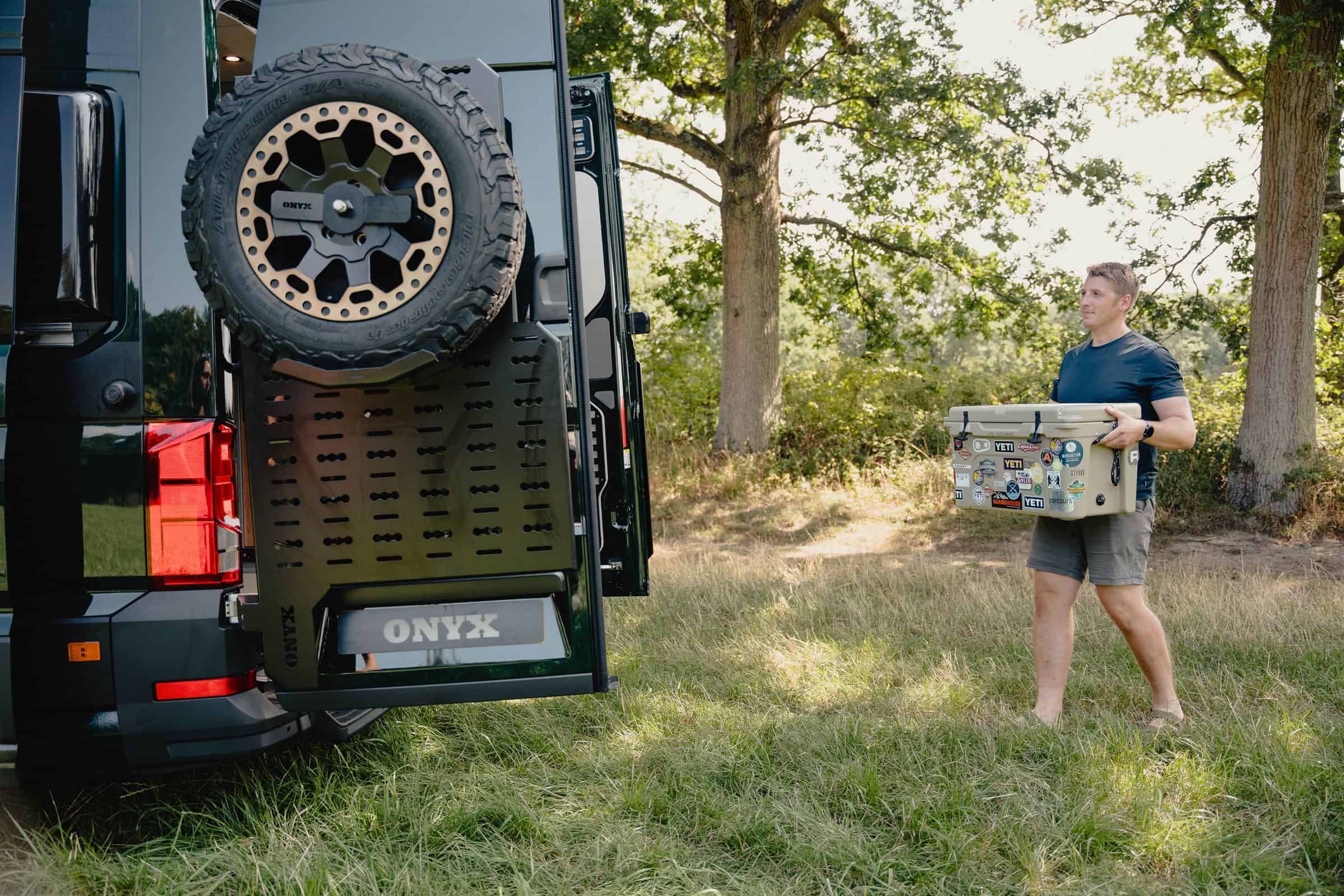 Carrying a cool box to the rear of the Onyx Summit