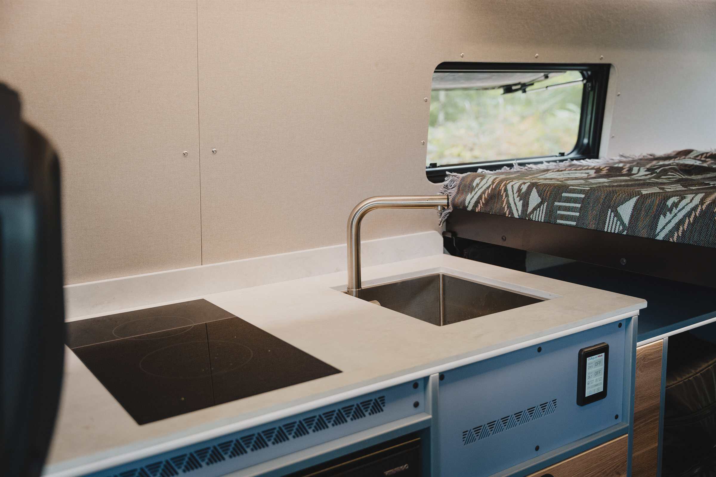 Kitchen with double induction hob, Hi-Macs worktop and stainless sink in the Onyx Mesa