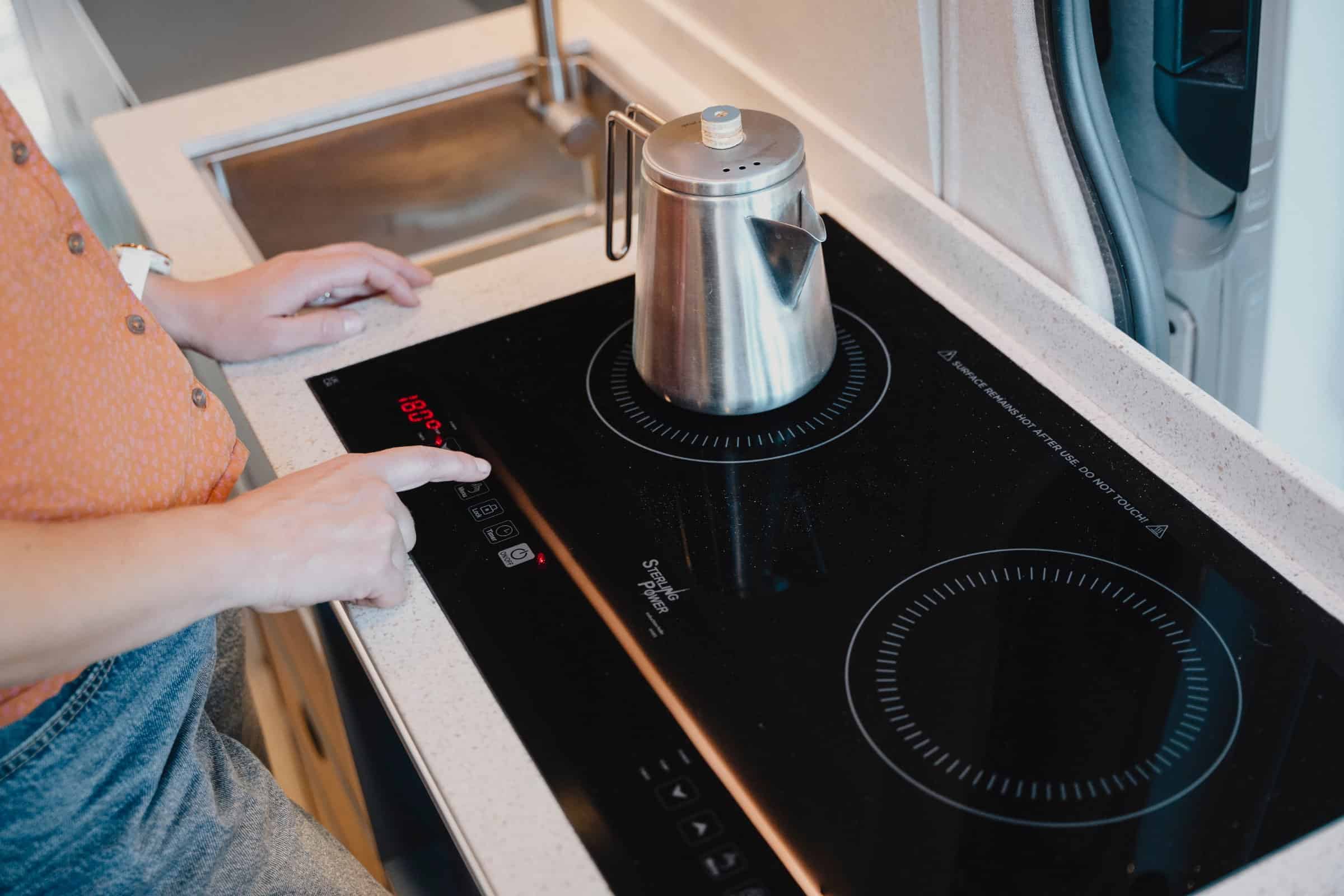 A coffee pot on the double induction hob in the Onyx Mesa