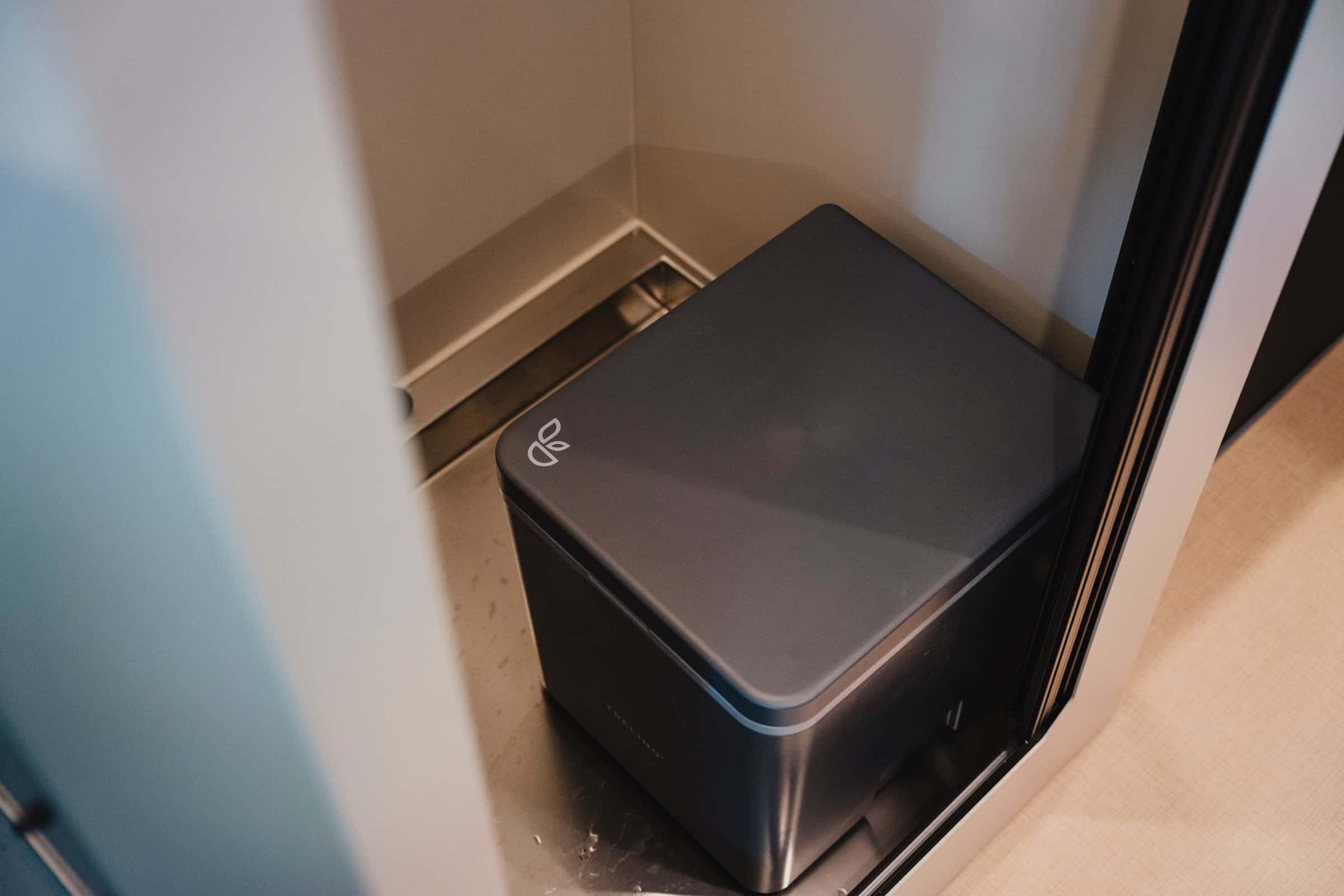 The toilet in the shower room of the Onyx Mesa